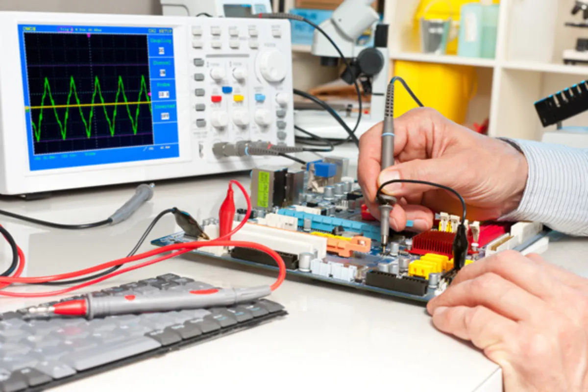 Técnico midiendo una placa electrónica con un osciloscopio